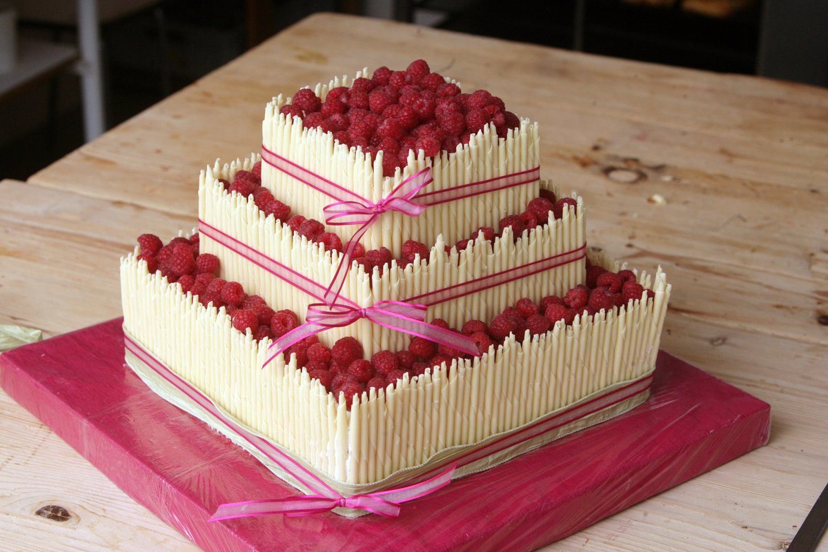 Půlmetrový svatební dort připomíná nedobytnou pevnost. Jeho příprava trvala dva dny.