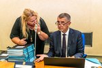 Ministryně pro místní rozvoj Klára Dostálová a premiér Andrej Babiš (oba ANO) v zasedací místnosti vlády