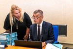 Ministryně pro místní rozvoj Klára Dostálová a premiér Andrej Babiš (oba ANO) v zasedací místnosti vlády