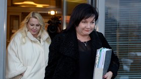 Budoucí ministryně Klára Dostálová (vlevo, min. pro místní rozvoj) a Alena Schillerová (vpravo, finance)
