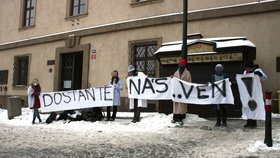 Studenti Přírodního gymnázia na Leté vyzývali heslem “Dostaňte nás ven!” vyzývali poslance a další občany k podpoře petice, která volá po tom, aby vláda řešila situaci ve školství.