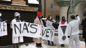 Studenti Přírodního gymnázia na Leté vyzývali heslem “Dostaňte nás ven!” vyzývali poslance a další občany k podpoře petice, která volá po tom, aby vláda řešila situaci ve školství.