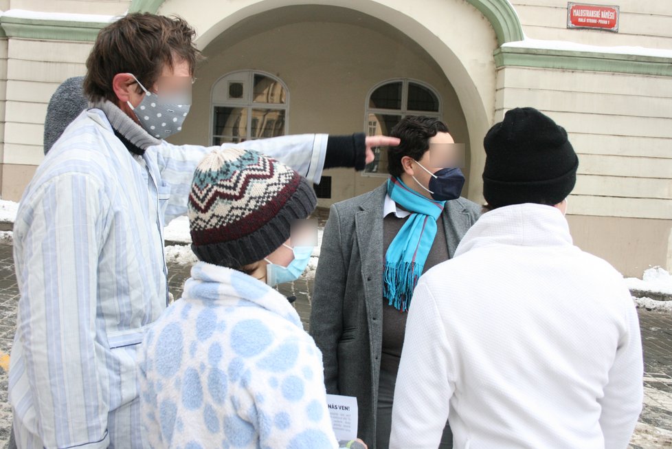 Studenti Přírodního gymnázia na Leté vyzývali heslem “Dostaňte nás ven!” vyzývali poslance a další občany k podpoře petice, která volá po tom, aby vláda řešila situaci ve školství.