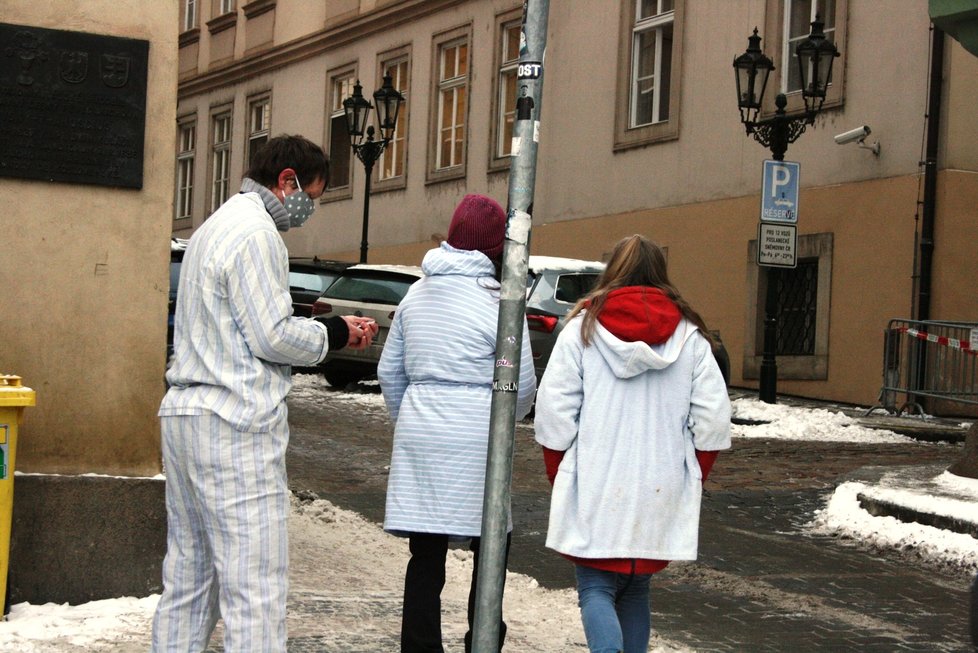 Studenti Přírodního gymnázia na Leté vyzývali heslem “Dostaňte nás ven!” vyzývali poslance a další občany k podpoře petice, která volá po tom, aby vláda řešila situaci ve školství.