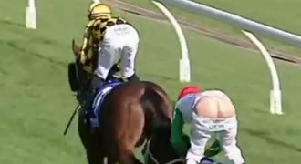 VIDEO: Trapas před cílem! Žokeji v Austrálii spadly na koni kalhoty