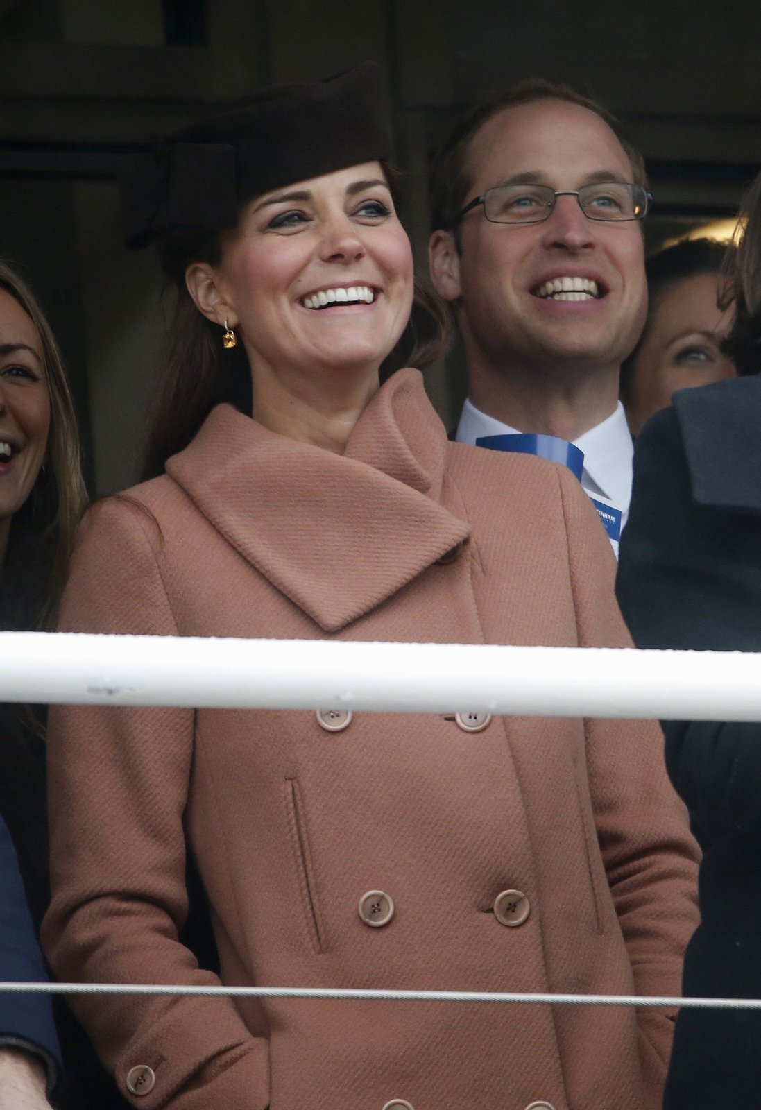 Princ William a jeho manželka Kate sledují průběh slavného dostihu v Cheltanhamu. Královský pár je známý svojí náklonností sportu. Loni spolu sledovali finále tenisového Wimbledonu a nechyběli ani mezi fanoušky na londýnské olympiádě.