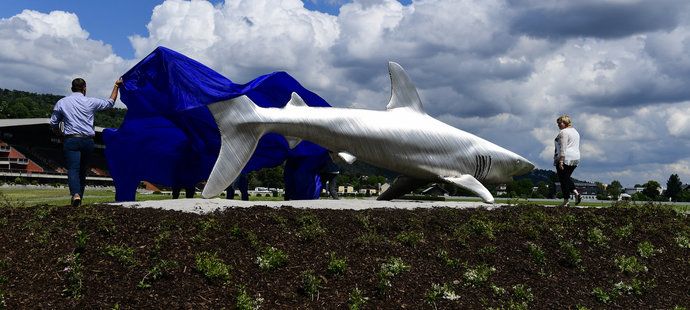 Nově je v Chuchli šestitunový ocelový žralok, kterého zapůjčil akademický sochař Michal Gabriel