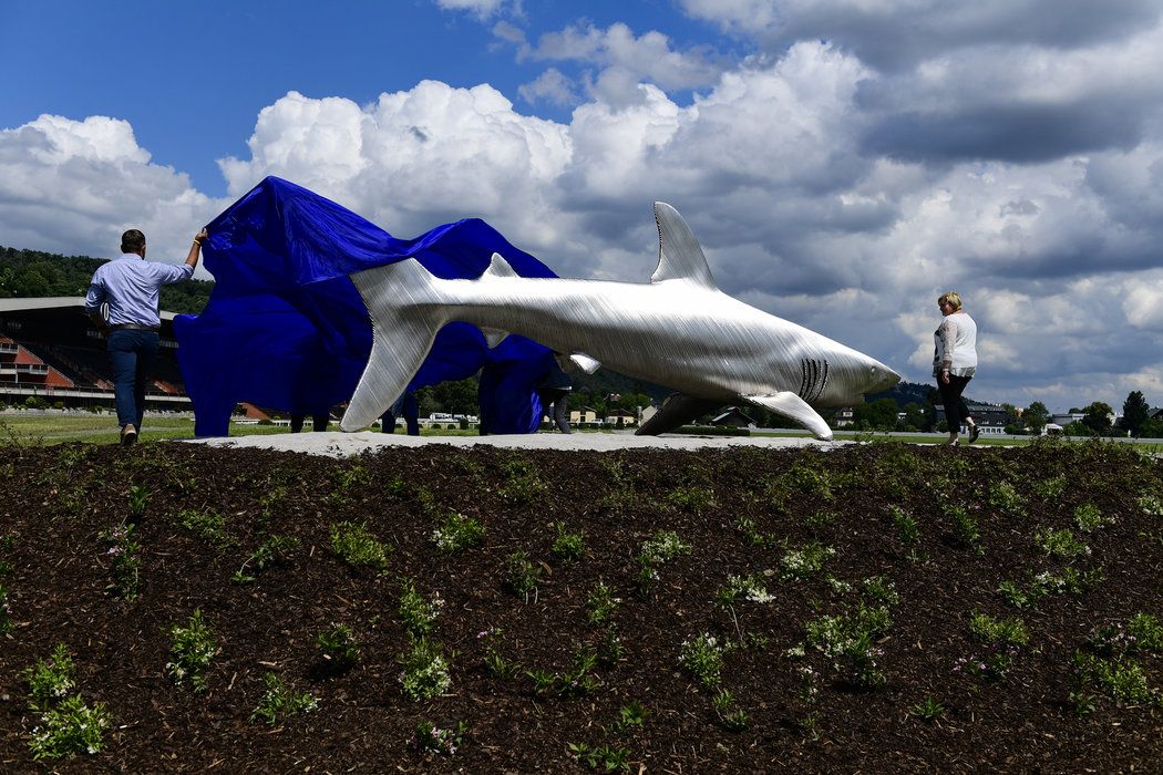 Nově je v Chuchli šestitunový ocelový žralok, kterého zapůjčil akademický sochař Michal Gabriel
