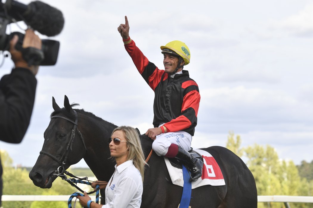 Francouzský žokej Jean-Bernard Eyquem na koni Troizilet se raduje z vítězství v rovinovém dostihu EJC Million