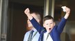 Kai Rooney syn fotbalista Waynea Rooneyho oslavuje výhru svého favorita