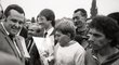 Čestmír Olehla s vítězem Josefem Váňou a dalším žokejem Václavem Chaloupkou po Velké pardubické v roce 1991