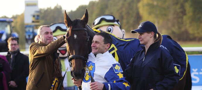 Marek Stromský v sedle hnědáka Nikase slaví svůj triumf ve Velké pardubické, o který kvůli dopingu může přijít