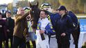 Marek Stromský v sedle hnědáka Nikase slaví svůj triumf ve Velké pardubické