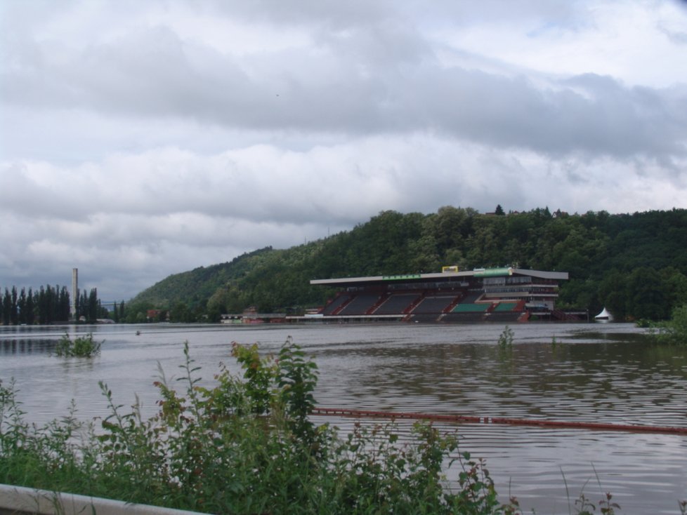 Závodiště ve Velké Chuchli zasáhly roku 2002 velké povodně.