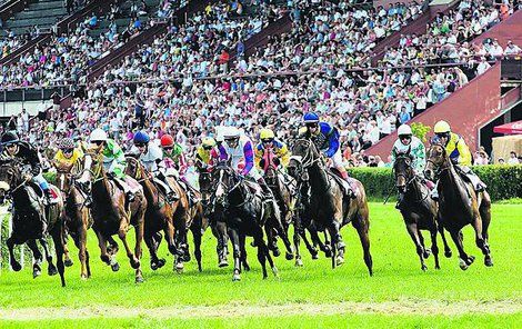 Secesní tribuny musely ustoupit v roce 1985 moderním tribunám. Chuchle přišla o jedno z kouzel…