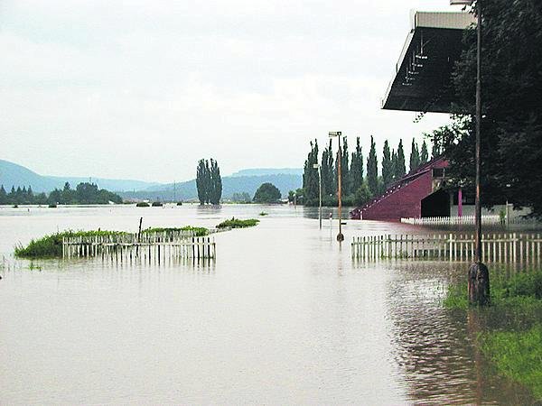 Povodně se závodišti nevyhýbaly.