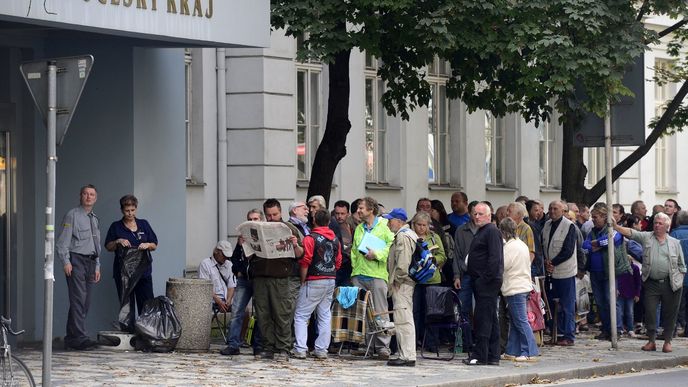 Stovky lidí čekaly 8. září v Praze na Smíchově před středočeským krajským úřadem, kde lze opět žádat o kotlíkové dotace. Dlouhá fronta se ráno obtočila kolem celé budovy, řada lidí seděla na skládacích židlích. První zájemci přicházeli už v neděli dopoledne a strávili před budovou noc.