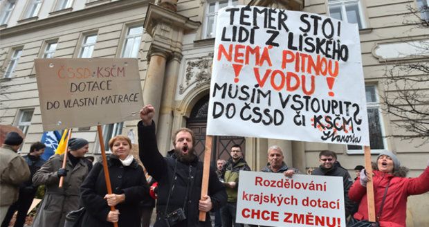 Středočeský kraj nerozděluje dotace spravedlivě, nýbrž klientelisticky, zlobí se demonstranti. Těch se v pondělí sešlo před středočeským hejtmanstvím zhruba padesát.