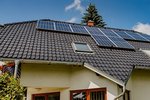 Na zateplení rodinných domů přispívá Nová zelená úsporám až 650 000 Kč, na instalaci fotovoltaiky až 200 000 Kč.