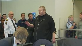 Dotcom při příchodu do soudní místnosti během svého procesu