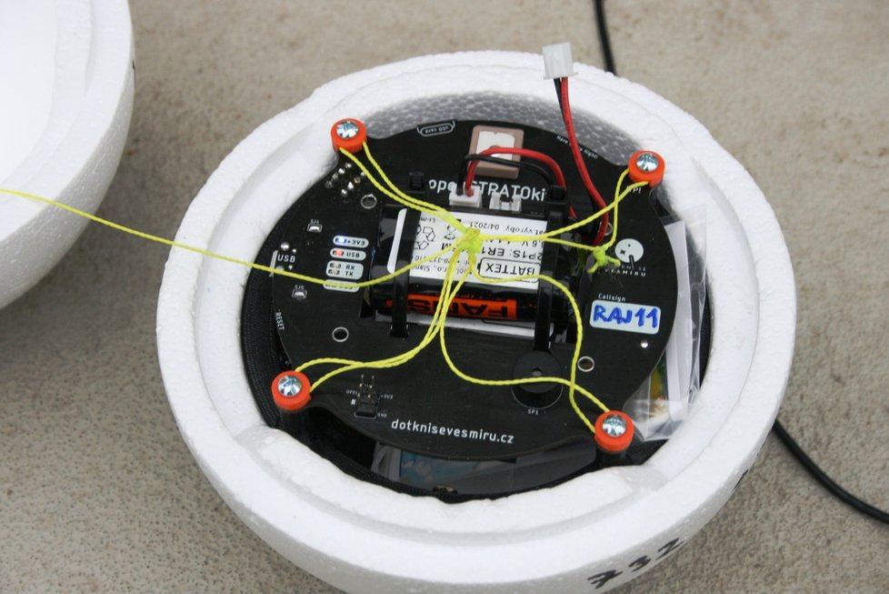 Přípravy na start pilotního letu meteorologické sondy v rámci projektu Dotkni se vesmíru. Ten má za cíl umožnit dětem pracovat na vlastním vědeckém projektu a sestavit si vlastní meteorologickou sondu.