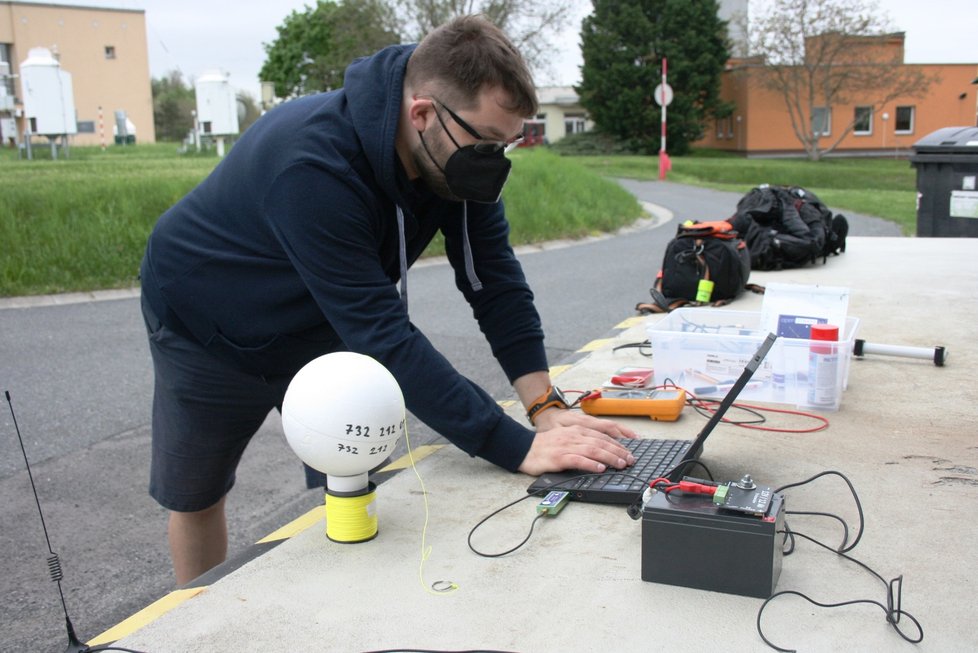 Přípravy na start pilotního letu meteorologické sondy v rámci projektu Dotkni se vesmíru. Ten má za cíl umožnit dětem pracovat na vlastním vědeckém projektu a sestavit si vlastní meteorologickou sondu.