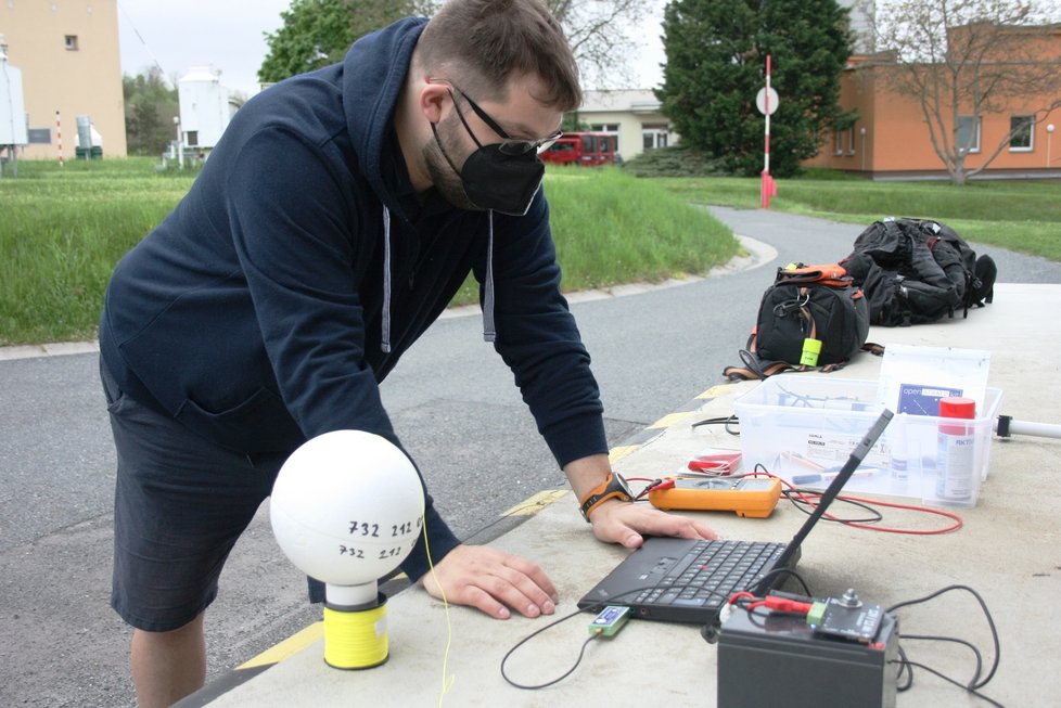 Přípravy na start pilotního letu meteorologické sondy v rámci projektu Dotkni se vesmíru. Ten má za cíl umožnit dětem pracovat na vlastním vědeckém projektu a sestavit si vlastní meteorologickou sondu.