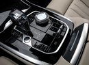 Rovněž BMW zůstává u jednotlivých tlačítek pro různé funkce a na klimatizaci má také samostatný panel.