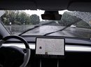 Potrestaný německý řidič se v deštivém počasí za jízdy snažil změnit intenzitu stíraní a naboural. V Tesle 3 se tento prvek nastavuje také na dotykovém displeji. Nabízí však i automatický režim, který by sám intenzitu přidal.