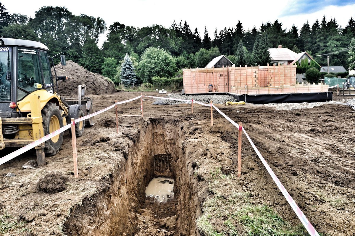 Na pozemku po terénních a betonových pracech roste hrubá stavba.