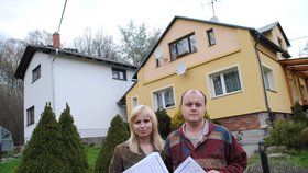 Manželé Kateřina (27) a Pavel (35) Spurní obcházeli své sousedy s letáky, v nichž je informovali o tom, že OKD hodlá zlikvidovat jejich domy.