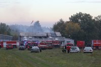Jeden mrtvý po požáru hangáru v Doubravčicích: Zahynul zřejmě 73letý pilot