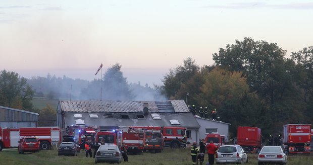 Jeden mrtvý po požáru hangáru v Doubravčicích: Zahynul zřejmě 73letý pilot