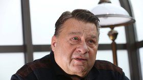 Exkriminalista Josef Doucha vyšetřoval deset let ty nejhorší zločiny. V roce 1993 se stal šéfem Útvaru pro boj s organizovaným zločinem (ÚOOZ). Nyní je advokátem.