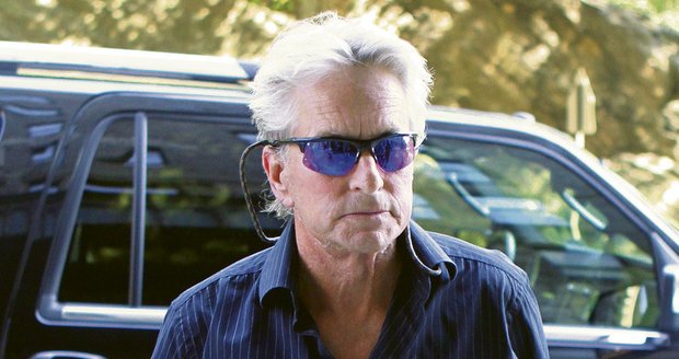 Michael Douglas se na veřejnosti objevil pohublý. Trápí ho rakovina i exmanželka.