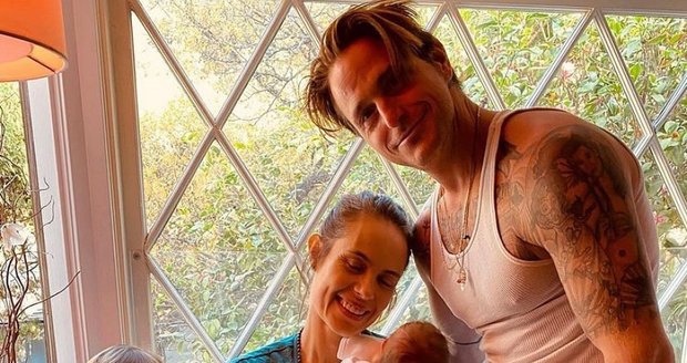 Cameron Douglas (42) s partnerkou Viviane Thibesovou, dcerkou Lue a novorozeným Ryderem.