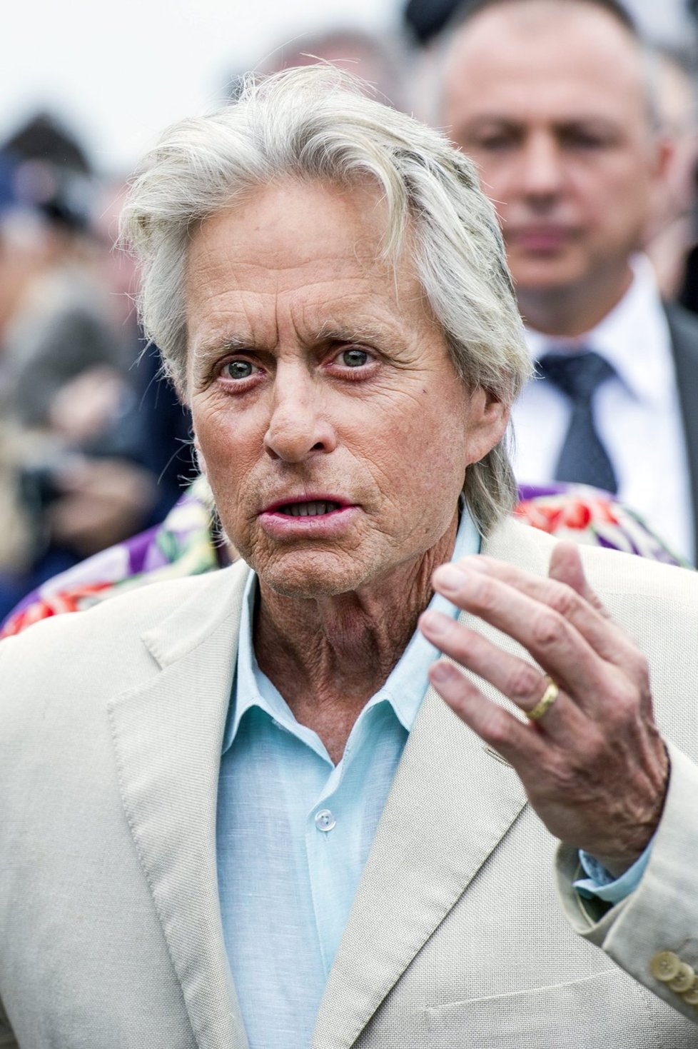 epa03844512 US actor Michael Douglas leaves a photocall for &#39;Behind the Candelabra&#39; during the 39th annual Deauville American Film Festival, in Deauville, France, 31 August 2013. Presented out of competition, the movie opened the festival which runs from 30 August to 08 September.  EPA/ETIENNE LAURENT