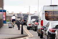 Paralyzovaná doprava mezi Británií a EU: Turisté i kamioňáci čekají na odbavení až šest hodin