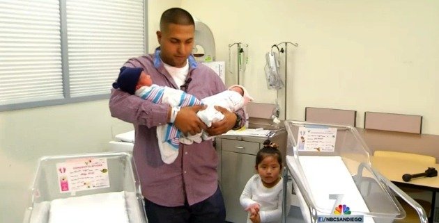 Tatínek Luis s novorozeňátky a tříletou dcerkou Isabellou