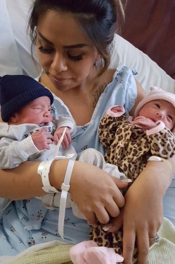 Maminka Maribel se svými dvojčátky