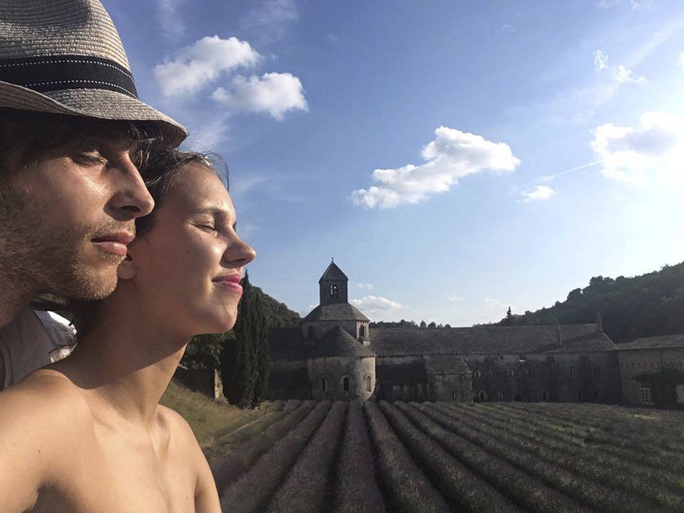 Manželé Michaela Doubravová a Roman Tomeš na dovolené ve Francii.