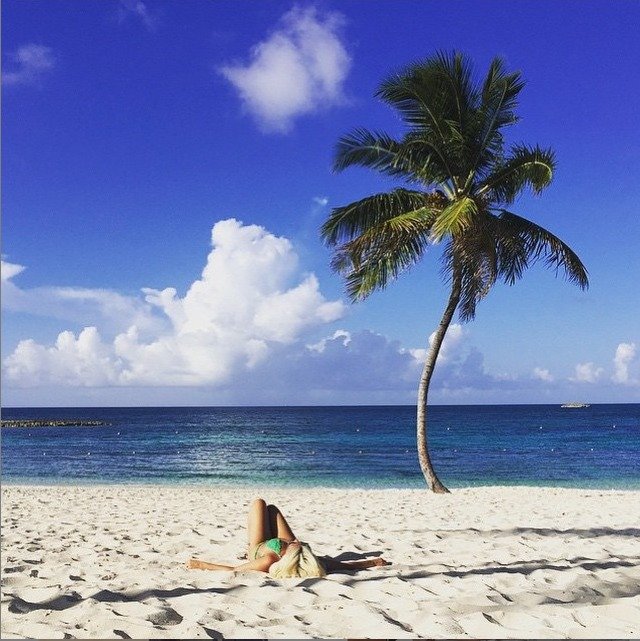 Lady Gaga se vyhřívá na plážích na Bahamách.