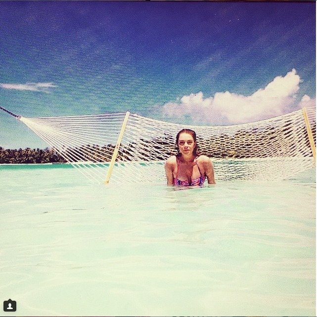 Lindsay Lohan se vyhřívá v moři na Bora Bora.