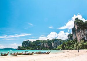 Thajsko se může chlubit rajskými plážemi. Jedna z nejkrásnějších je pláž Railay poblíž města Krabi.