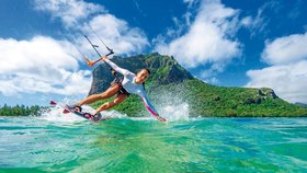 Před velkými vlnami chrání ostrov Mauritius korály. To je ideální pro vodní sporty.