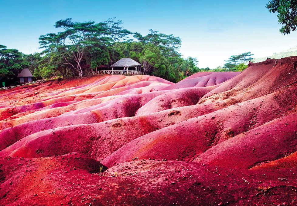 Duhová země v La Vallée des Couleurs na Mauritiu. Tady věřit svým nebudete očím.