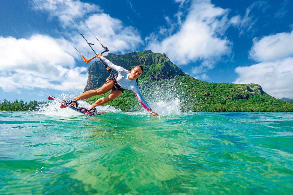 Před velkými vlnami chrání ostrov Mauritius korály. To je ideální pro vodní sporty.