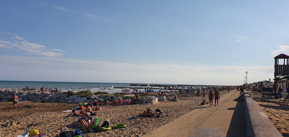 Na plážích v Lido Altanea bylo na konci srpna minimum turistů.