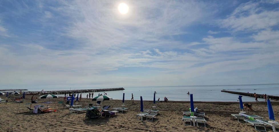 Na plážích v Lido Altanea bylo na konci srpna minimum turistů.