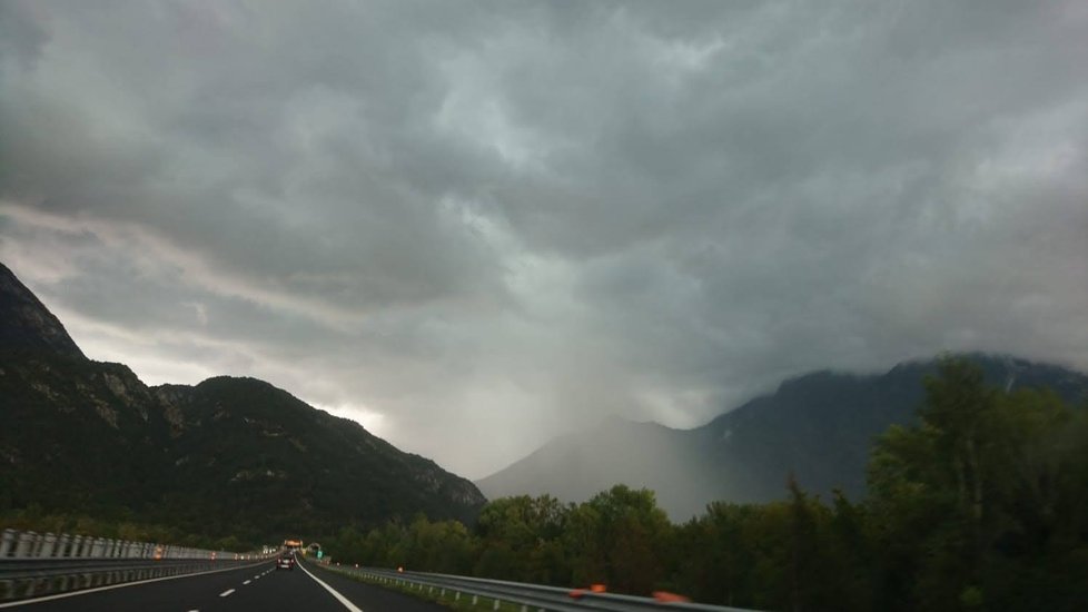 Bouře nad Alpami cestou z zpět do Prahy.